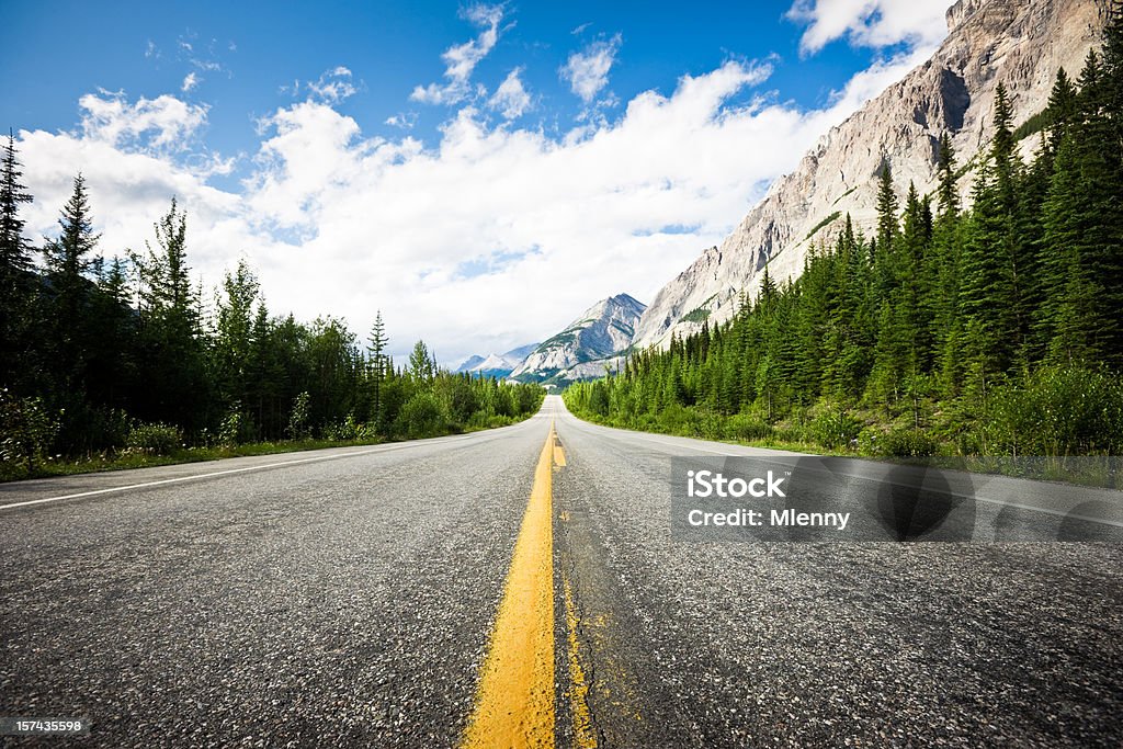 Fantastico autostrada attraverso Montagne Rocciose Canadesi - Foto stock royalty-free di Canada