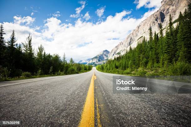 Fantastico Autostrada Attraverso Montagne Rocciose Canadesi - Fotografie stock e altre immagini di Canada