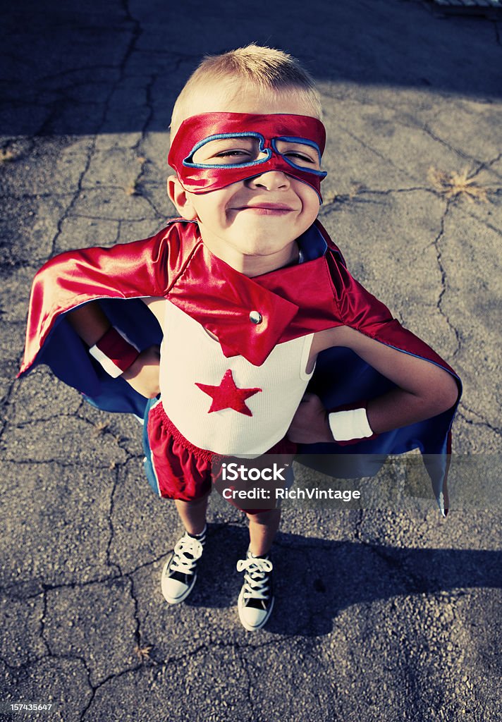 Jeune garçon déguisé en super héros souriant sur le terrain - Photo de Enfant libre de droits