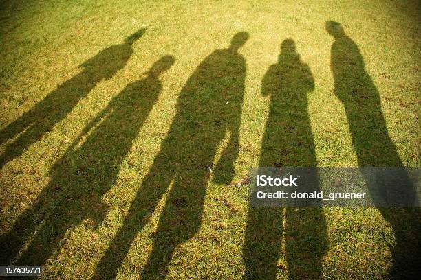 Sombras De Amigos - Fotografias de stock e mais imagens de Cinco Pessoas - Cinco Pessoas, Sombra, Sombra em primeiro plano