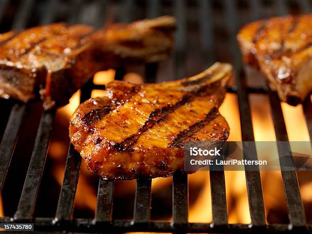 Wieprzowina Z Grilla Kotletami 1 - zdjęcia stockowe i więcej obrazów Barbecue - Barbecue, Bez ludzi, Ciemny