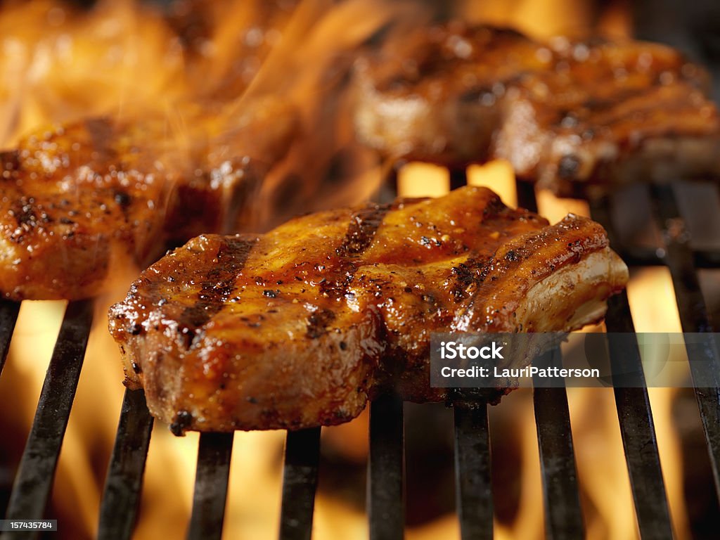 Wieprzowe z grilla kotletami 1 Rib - Zbiór zdjęć royalty-free (Barbecue)