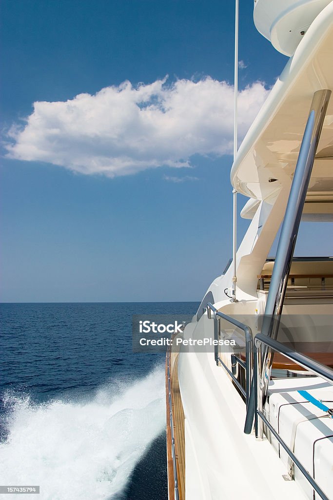 yacht di lusso a vela ad alta velocità - Foto stock royalty-free di Acqua