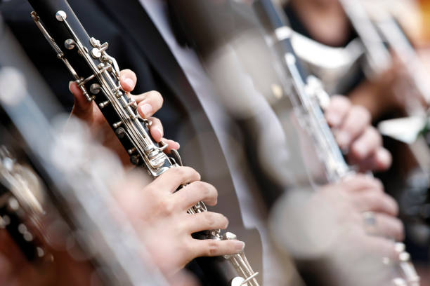 nahaufnahme von klarinette spielte im orchester mit flachen dof - blasinstrument stock-fotos und bilder