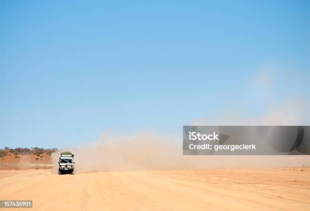 Dusty Australian Viaggio - Fotografie stock e altre immagini di Entroterra australiano - Entroterra australiano, 4x4, Strada