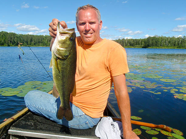 человек и большеротый окунь - largemouth bass стоковые фото и изображения