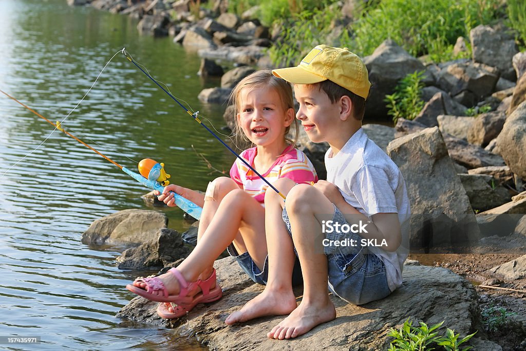 Duas crianças de pesca no lago - Foto de stock de Alegria royalty-free