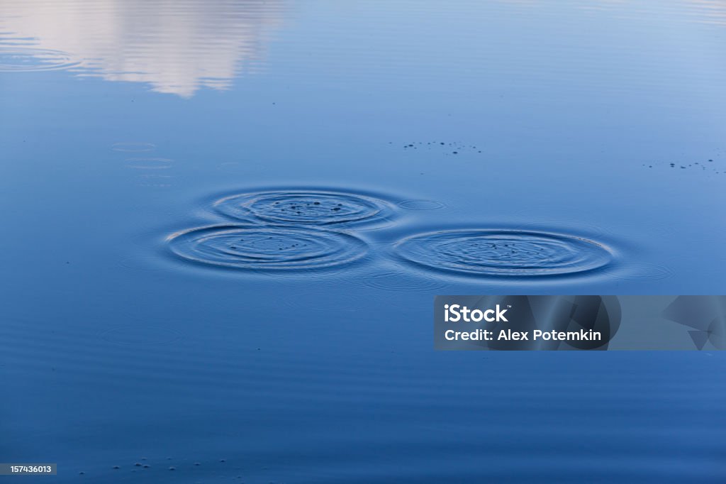 rings sur la surface de l'eau - Photo de Ridé - Surface liquide libre de droits