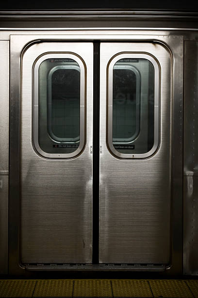 las puertas a un tren de metro de nueva york, nadie - puerta del vehículo fotografías e imágenes de stock