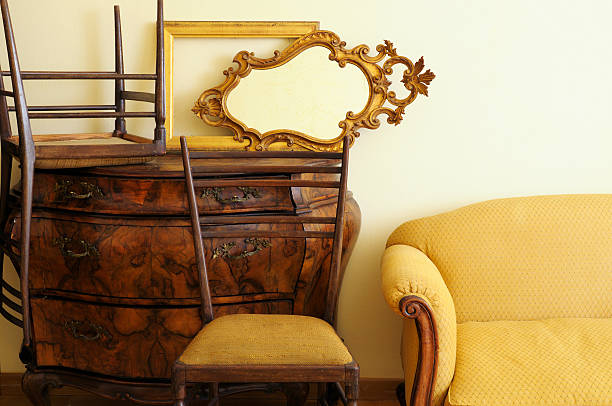 des meubles vintage à l'intérieur de magasin d'antiquités - fauteuil baroque photos et images de collection