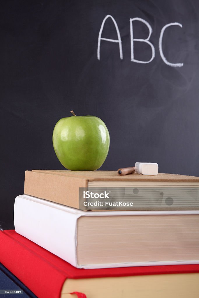 Chalkboard y manzana - Foto de stock de Aprender libre de derechos