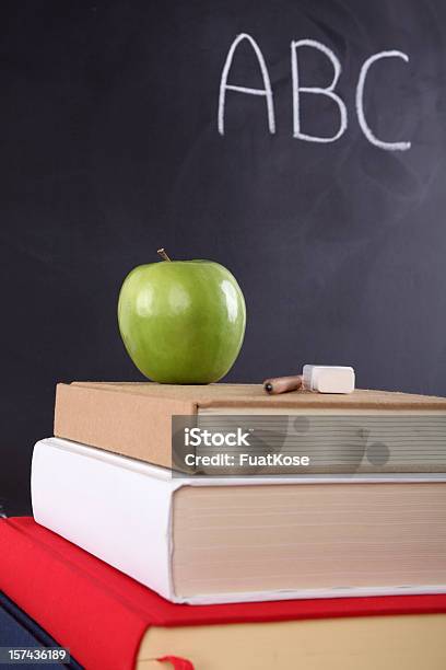 Chalkboard Y Manzana Foto de stock y más banco de imágenes de Aprender - Aprender, Color - Tipo de imagen, Comienzo del año escolar