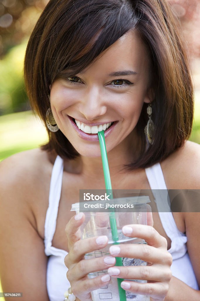 Séduisante jeune femme tenant une boisson - Photo de Adolescent libre de droits