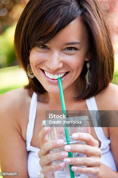 Photo libre de droit de Séduisante Jeune Femme Tenant Une Boisson banque d'images et plus d'images libres de droit de Adolescent - Adolescent, Adulte, Beauté