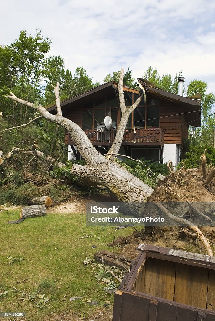 Tornado następstwie & zniszczenie działania sił natury-I - Zbiór zdjęć royalty-free (Zniszczony - Zły stan)