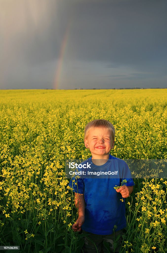 Sorridente jovem rapaz em um Canola Field - Royalty-free Campo agrícola Foto de stock