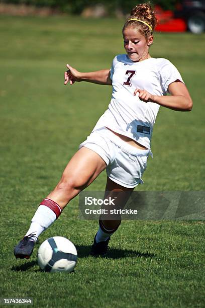 的なサッカー Cutback タッチ - サッカーのストックフォトや画像を多数ご用意 - サッカー, 少女, 1人