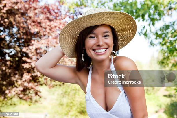 Retrato De Belleza De Verano Foto de stock y más banco de imágenes de Mujeres - Mujeres, Vestido de tirantes, Escote