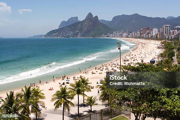 Playa De Ipanema En Rio De Janeiro Foto de stock y más banco de imágenes de Playa de Ipanema - Playa de Ipanema, Río de Janeiro, Playa