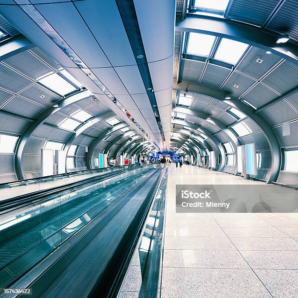 Футуристический Туннель Аэропорта Дорожка — стоковые фотографии и другие картинки Люди - Люди, Архитектура, Аэропорт