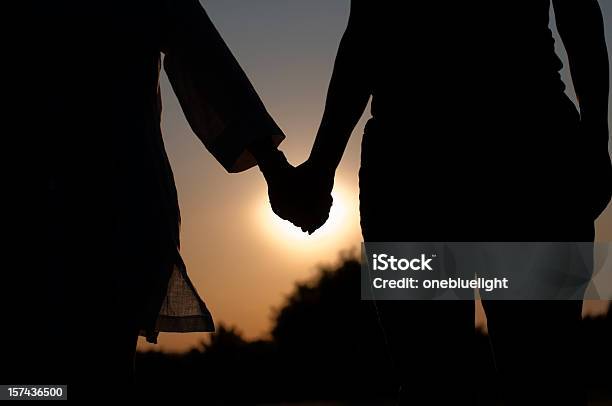 Mutter Und Tochter Holding Hände Stockfoto und mehr Bilder von Kontur - Kontur, Mutter, Tochter