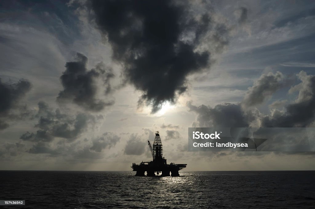 Lointain Plateforme pétrolière offshore avec skyscape - Photo de Gaz naturel libre de droits
