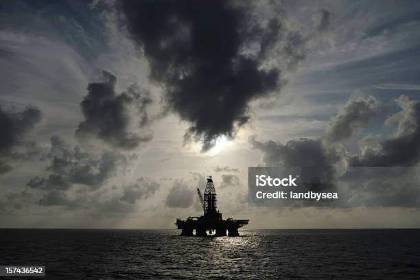 Photo libre de droit de Lointain Plateforme Pétrolière Offshore Avec Skyscape banque d'images et plus d'images libres de droit de Gaz naturel