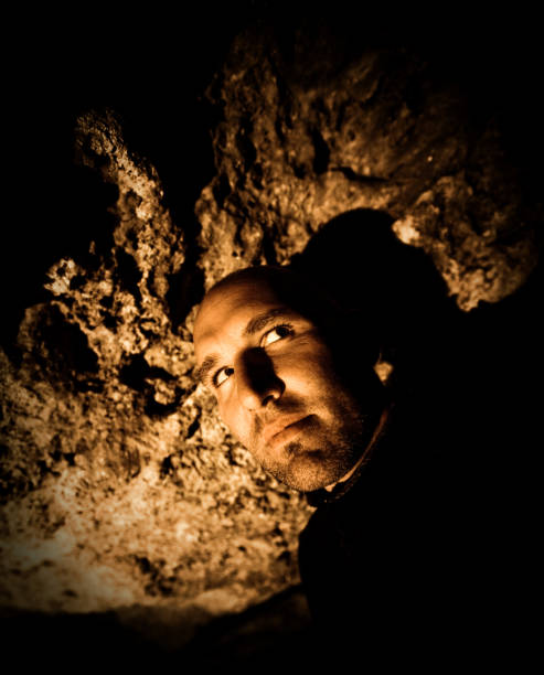 uomo all'interno di una grotta sinistro - ca02 foto e immagini stock