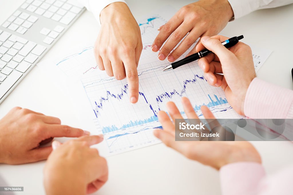 Equipe de negócios juntos a rever gráficos - Royalty-free Adulto Foto de stock