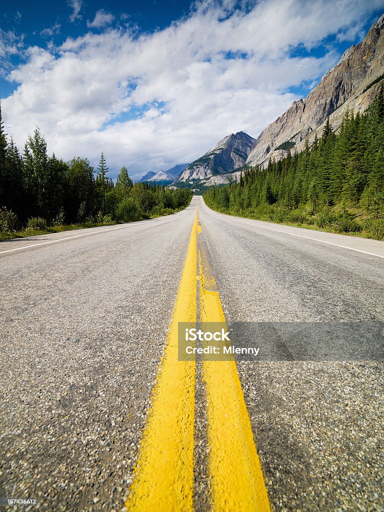 Красивые шоссе Скалистые Горы - Стоковые фото Дорога роялти-фри