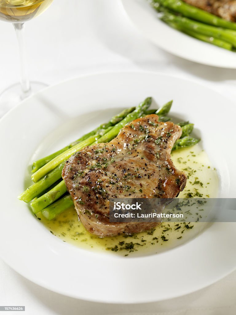 Свинина Chop с маслом Травяной соус 2 - Стоковые фото Жареный на гриле роялти-фри