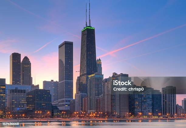 Foto de Norte Do Horizonte De Chicago Ao Pôr Do Sol e mais fotos de stock de Chicago - Illinois - Chicago - Illinois, Silhueta urbana, Alto - Descrição Geral