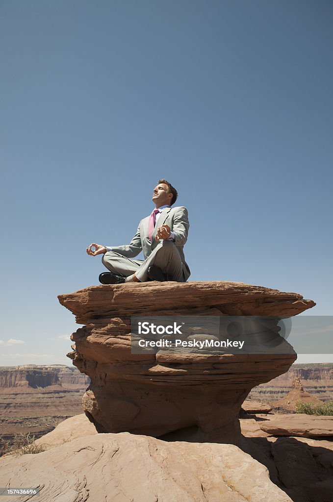 Empresario Meditando en Mesa Rock s'encuentra - Foto de stock de Aire libre libre de derechos
