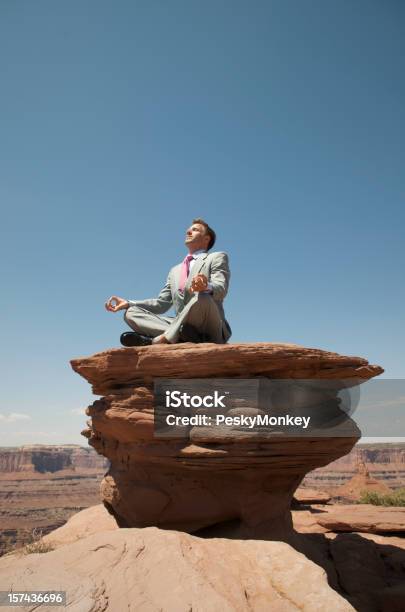 Empresario Meditando En Mesa Rock Sencuentra Foto de stock y más banco de imágenes de Aire libre - Aire libre, Aislado, Belleza de la naturaleza