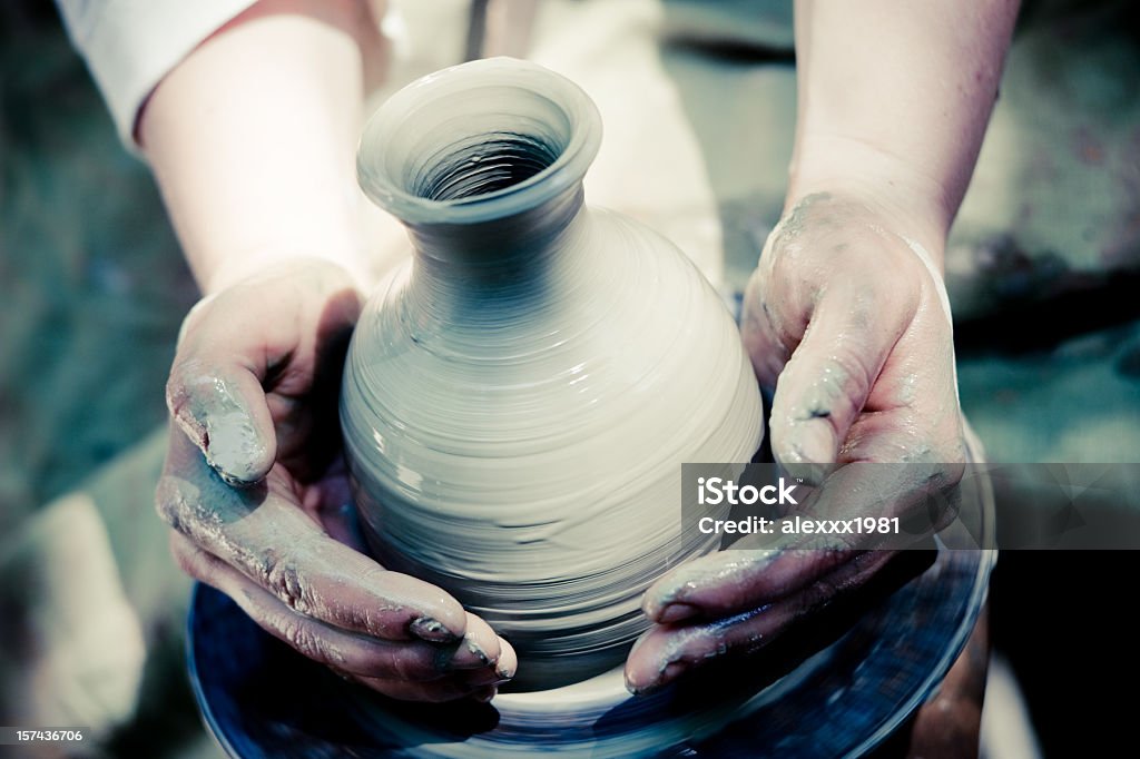 potter hace una jarra de arcilla - Foto de stock de Adulto libre de derechos