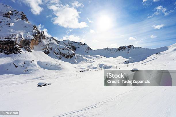 Stoki Narciarski - zdjęcia stockowe i więcej obrazów Alpy - Alpy, Chata, Chmura