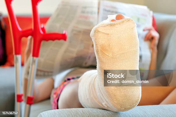 Frau Mit Gebrochenen Bein Auf Dem Sofa Liegende Bandage Und Krücken Stockfoto und mehr Bilder von Frauen