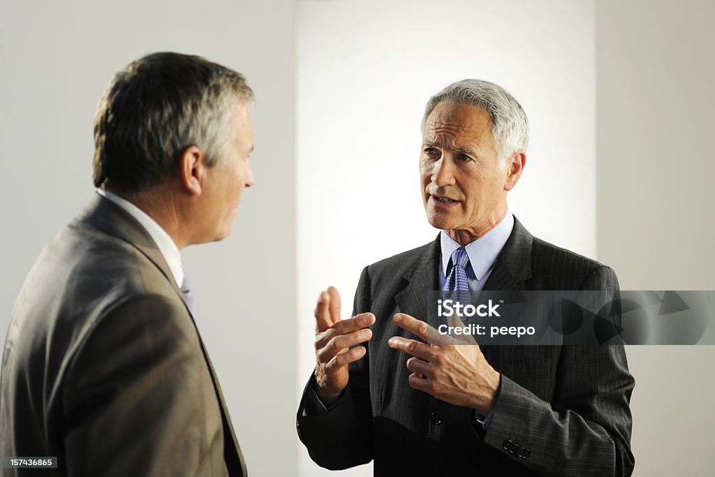 Deux adultes, hommes d'affaires en pleine conversation - Photo de Directeur général libre de droits