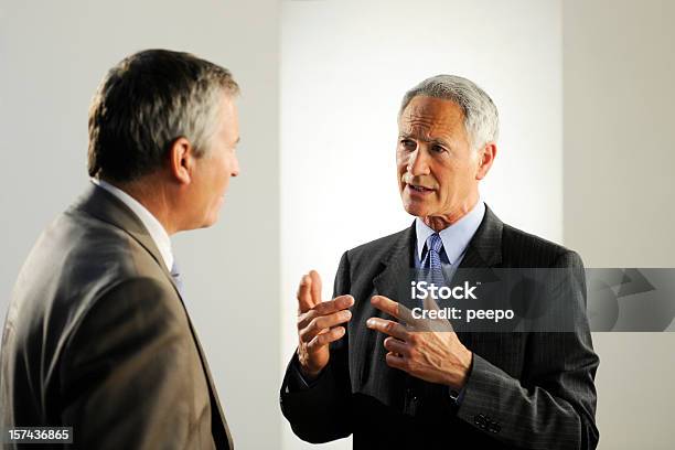 Photo libre de droit de Deux Adultes Hommes Daffaires En Pleine Conversation banque d'images et plus d'images libres de droit de Directeur général