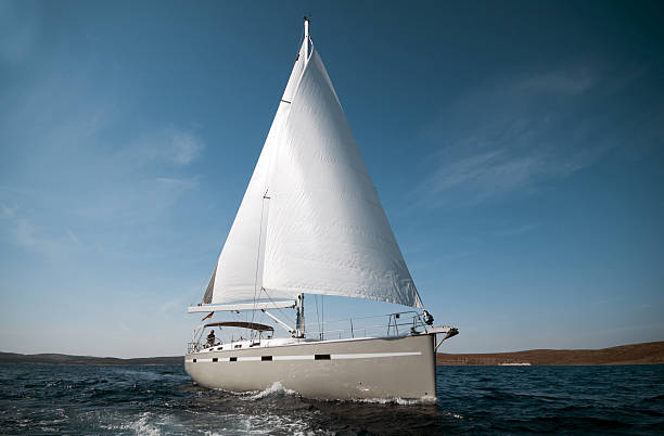 парусная лодка - sea water single object sailboat стоковые фото и изображения