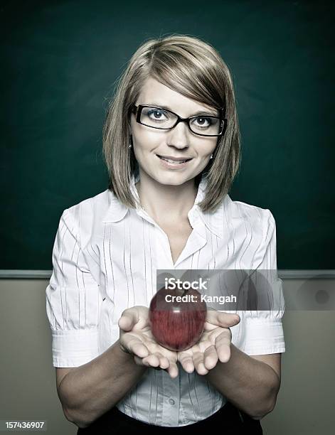 Insegnante Di Scuola - Fotografie stock e altre immagini di 25-29 anni - 25-29 anni, Adulto, Ambientazione interna