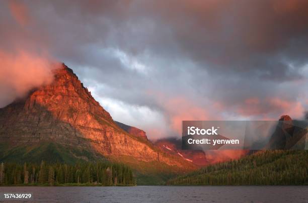 Foto de Nascer Do Sol Em Lake Shore e mais fotos de stock de Cloudscape - Cloudscape, Montana, Cena de tranquilidade