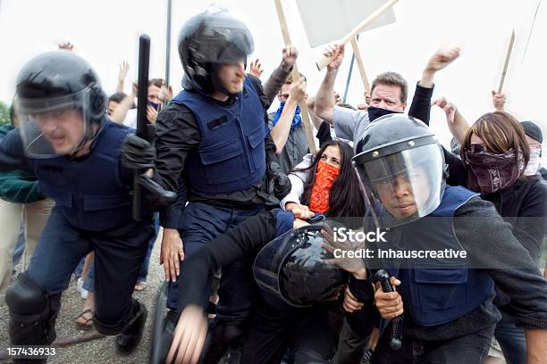 Photo libre de droit de Crs Lutte En Colère À Mobilité Réduite banque d'images et plus d'images libres de droit de Émeute - Émeute, Manifestation, Police