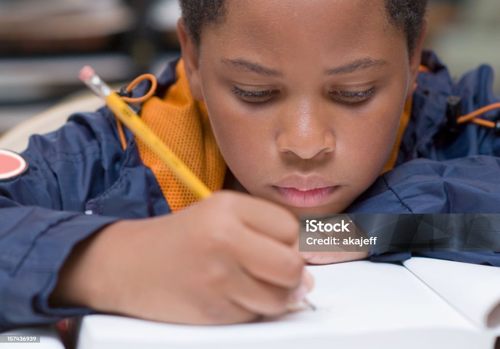 African American boy hacer los deberes - Foto de stock de Afrodescendiente libre de derechos