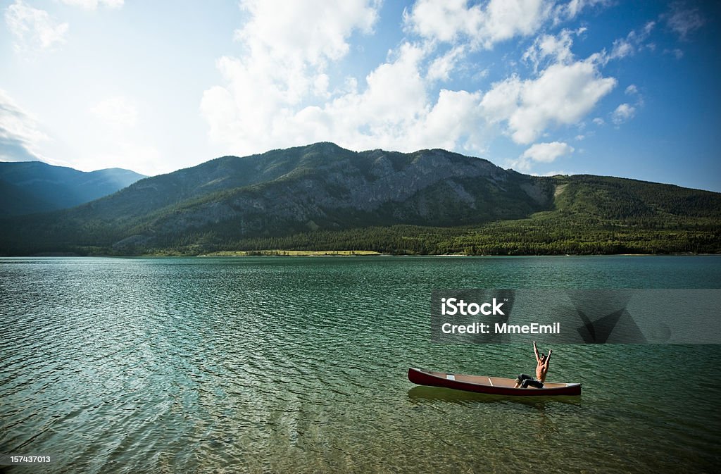 Relaxante no lago - Foto de stock de Adulto royalty-free
