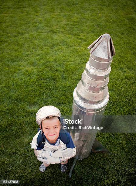 Photo libre de droit de Jeune Astronaute banque d'images et plus d'images libres de droit de Fusée - Fusée, Se déguiser, Enfant