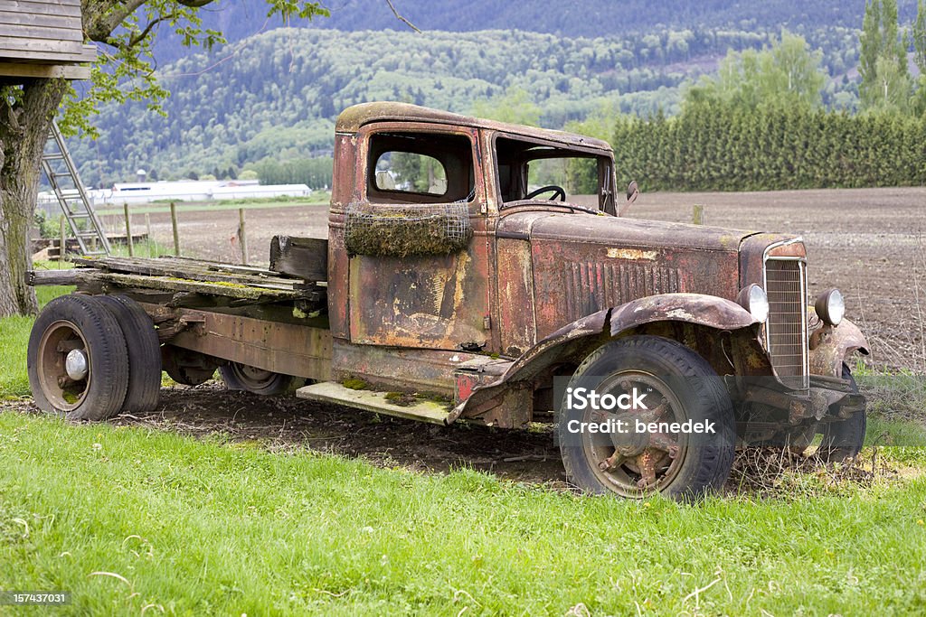 Vieux camion sur un champ Rouille - Photo de A l'abandon libre de droits