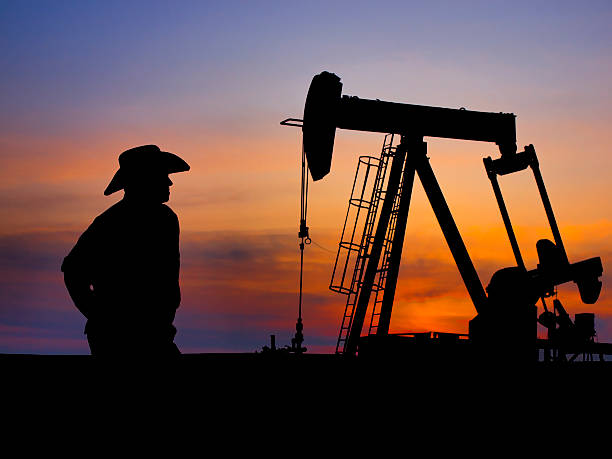 Cowboy rancheiro agricultor e Pumpjack - foto de acervo