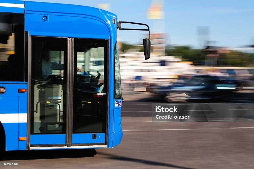 Autobús en la hora pico de tráfico de la ciudad, - Foto de stock de Autobús libre de derechos