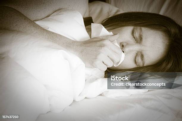 Constipação E Gripe Série - Fotografias de stock e mais imagens de Dormir - Dormir, Tossir, 40-49 Anos